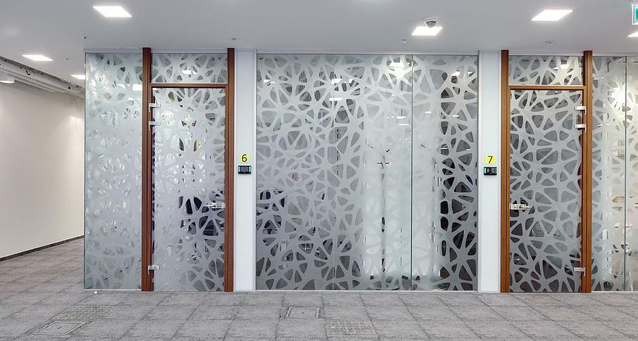 Стационарная перегородка NAYADA-Regina-Lite с декором из дерева под заказ фото 3