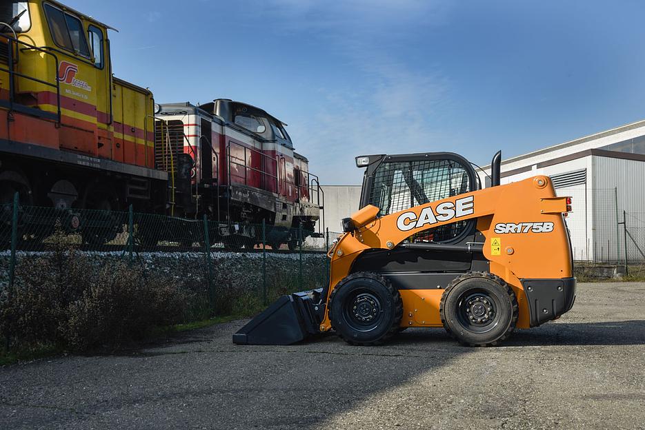 Мини-погрузчик колёсный CASE SR175B фото 2