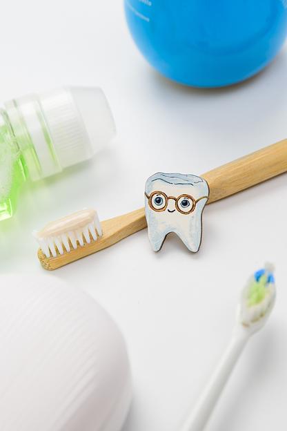 Брошь медицинская "Зуб в очках" фото 1