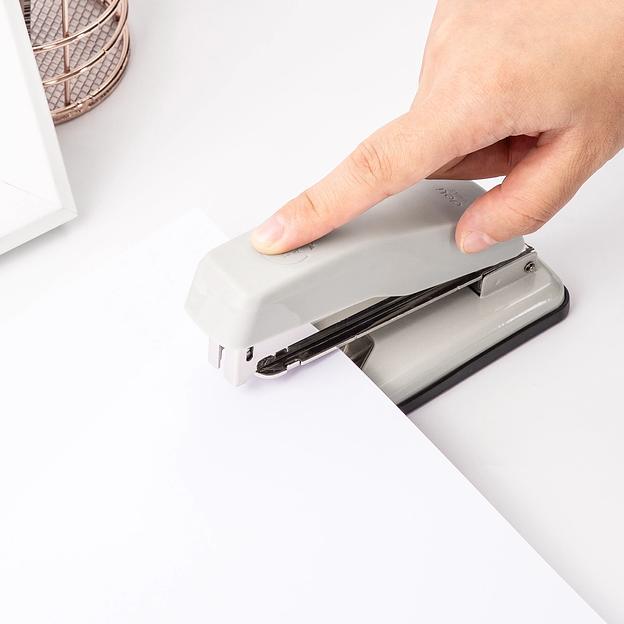 Степлер Deli E0414S/GREY E0414S 24/6 24/8 26/6 (25листов) серый 50скоб металл/пластик коробка фото 5