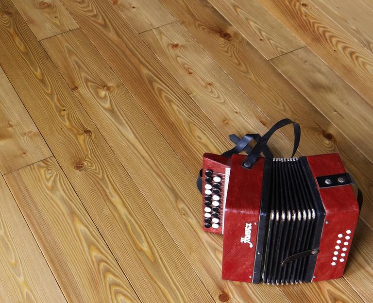 Орех светлый, массивная доска, лиственница, 15 мм, рустик, УФ-лак, 1.97 м2 фото 1