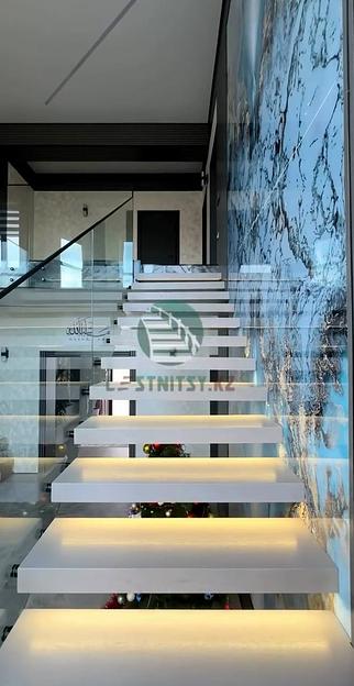 Лестница поворотная консольная с ограждением из стекла под заказ фото 5