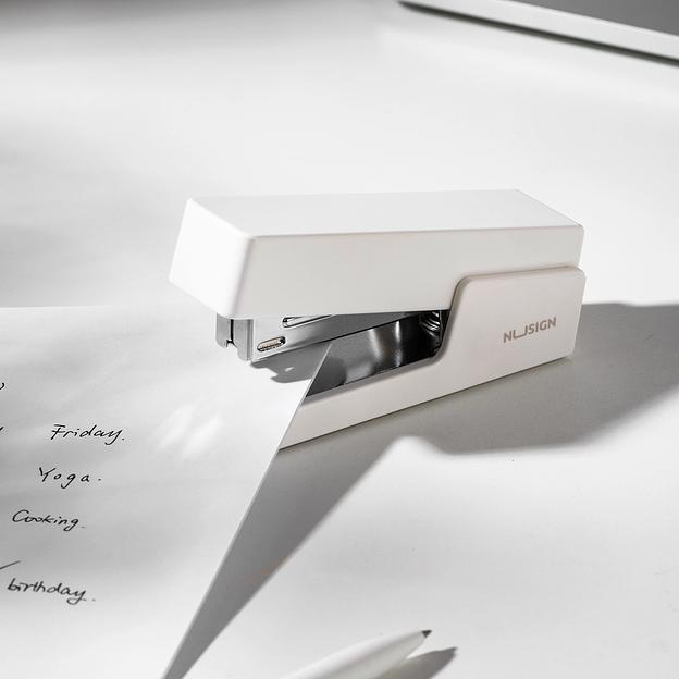 Степлер Deli ENS084 Nusign 24/6 26/6 (20листов) белый 100скоб коробка фото 5