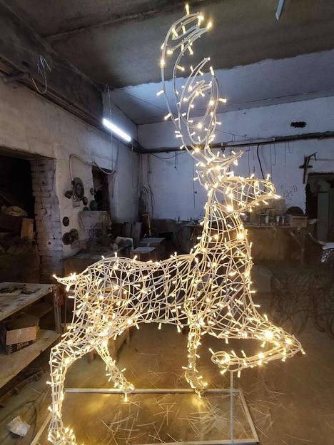 Светодиодный олень из проволоки фото 4