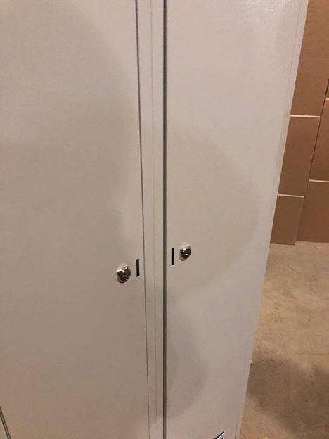 Шкафчик для одежды металлический - ШР-22 L600 сварной двухстворчатый для рабочей раздевалки на производство фото 7