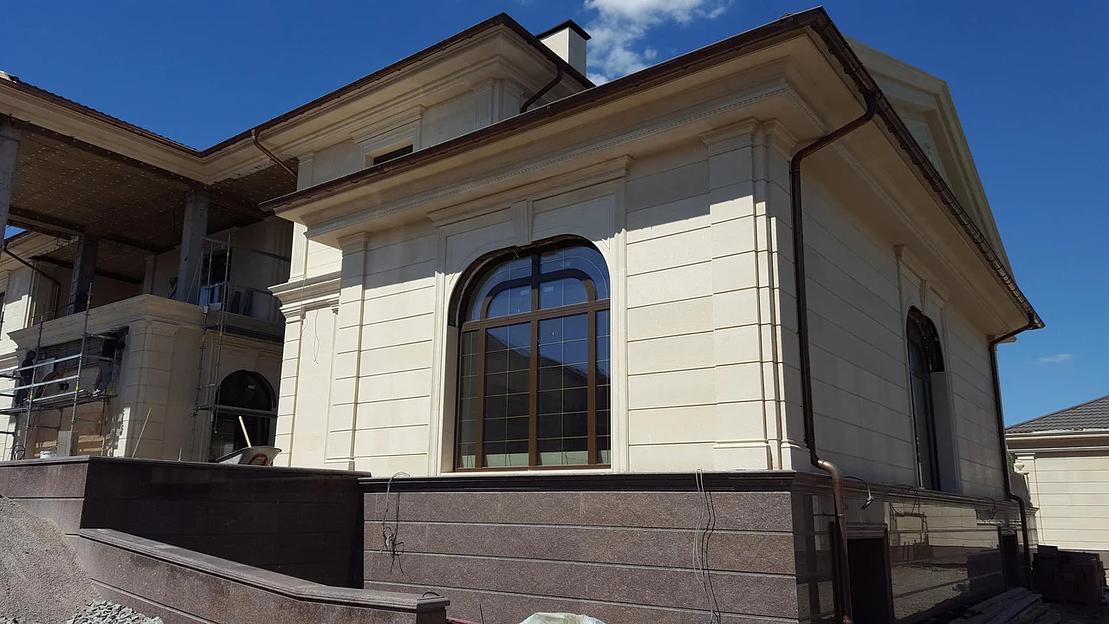 Изготовление и монтаж карнизов, молдингов, обрамлений из травертина фото 1