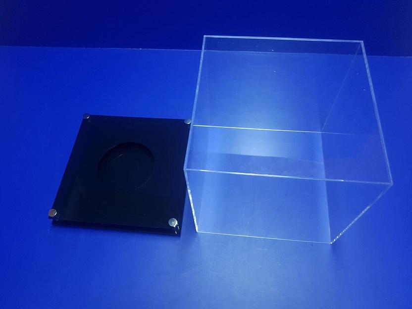 Короб из оргстекла для сувенирного мяча. фото 4