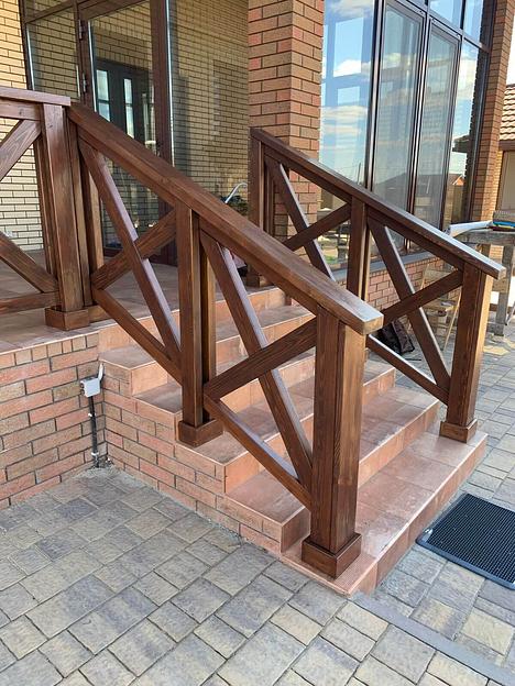 Изготовление и монтаж деревянных перил фото 1