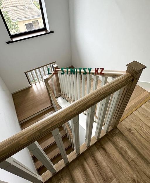 Лестница двухмаршевая на бетонном основании под заказ фото 9