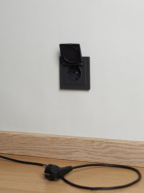 BRITE Розетка одинарная с заземлением с защитными шторками и крышкой 16А IP44 РСбш10-3-44-БрГ графит фото 4