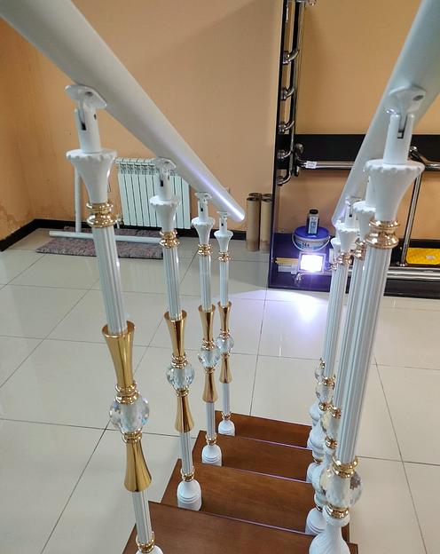 Балясина Ассизи белая с кристаллом и позолотой опт фото 1