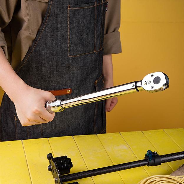 Ключ Deli Динамометрический ключ предельный Deli DL-YN-20100 20-100Нм, 1/2", головка Cr-Mo, 72 зуба, точность +/- 3%, противоскользящая рукоятка, кейс фото 4