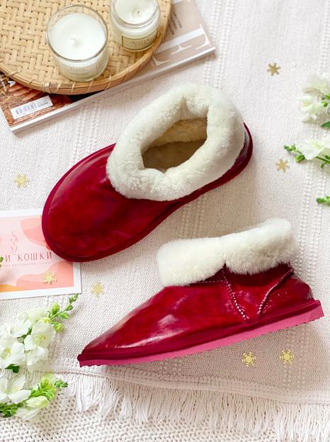 Чуни из натуральной овчины жемчужные с кожаным красным верхом фото 3