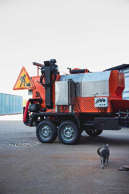 Машина для ремонта асфальта пневмонабрызгом УЯР-ПН на прицепе фото 2