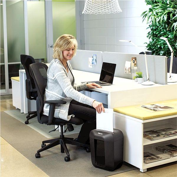 Шредер Fellowes PowerShred LX41 черный (секр.P-4)/перекрестный/8лист./17лтр./скрепки/скобы/пл.карты фото 3