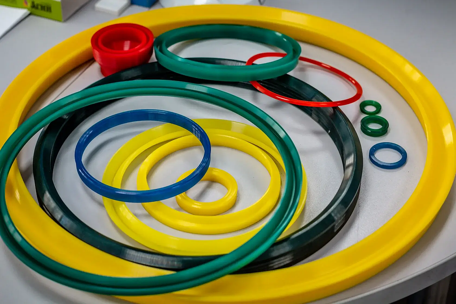 Уплотнения из полиуретана, шевроны, грязесъемники сложного сечения по чертежам фото 2