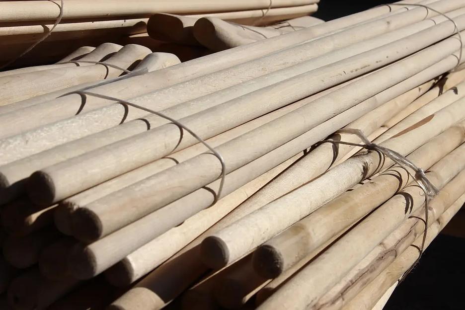 Черенок деревянный для вил Ф40 мм, 1 сорт, сухой, шлифованный 1500 мм ОПТ фото 1