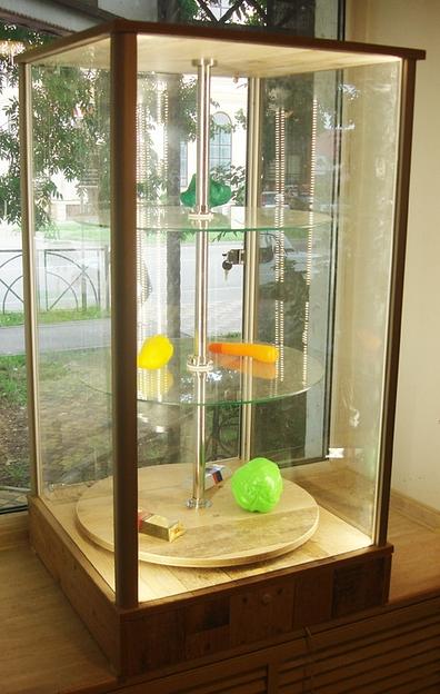 Настольная витрина с вращением полок и подсветкой фото 1