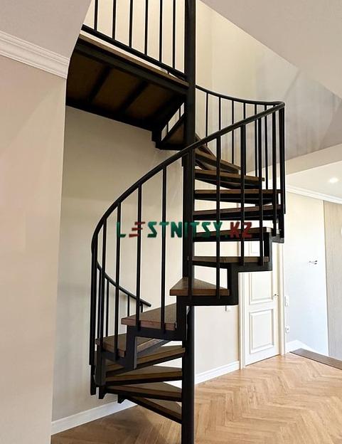 Лестница винтовая с металлическим ограждением под заказ фото 2