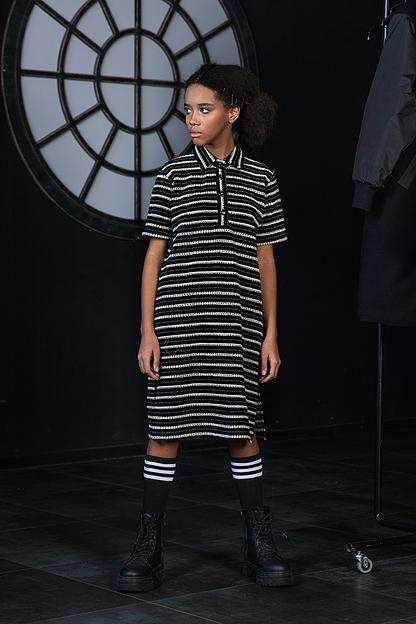 Чёрно-белое трикотажное платье-поло в полоску на девочку ОПТ фото 2