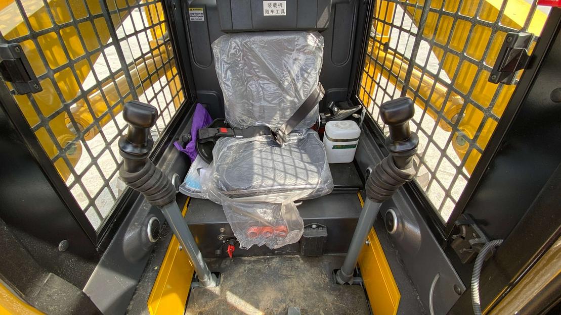 Мини-погрузчик JC60 фото 3