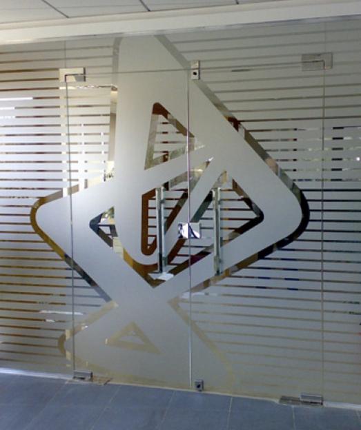 Стеклянная дверь с логотипом №03 фото 1