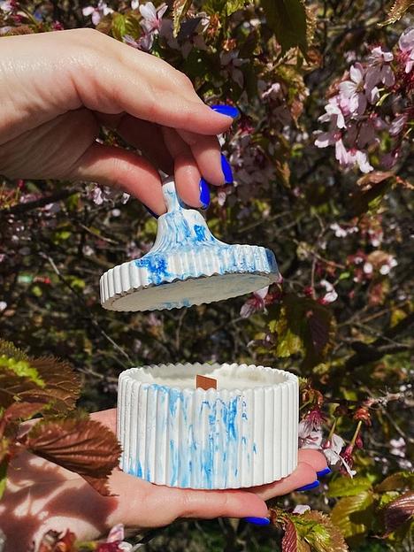 Ароматическая свеча из соевого воска Eden touch «Шкатулка» в гипсовом подсвечнике, белый фото 3