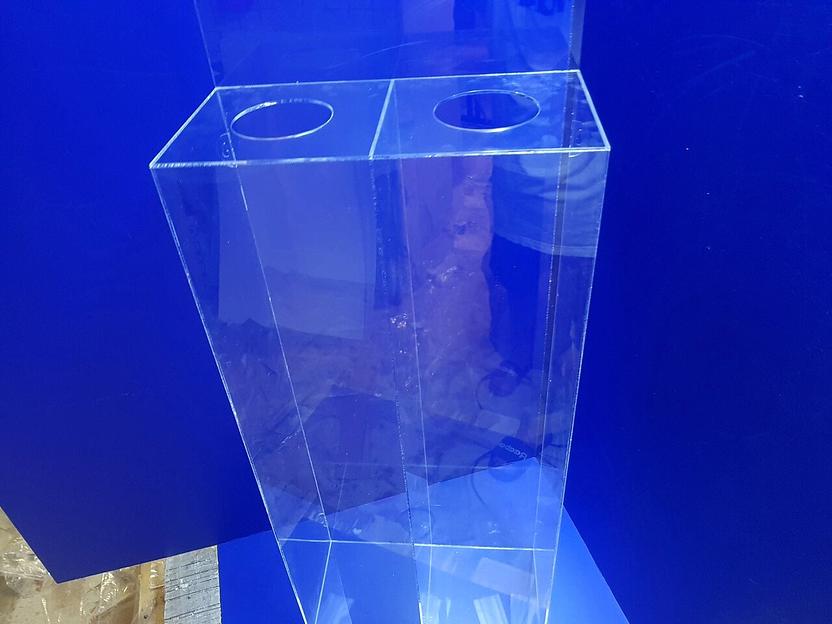 Подвесные короба из оргстекла для сбора пластиковых крышек, батареек, бумаги. фото 3