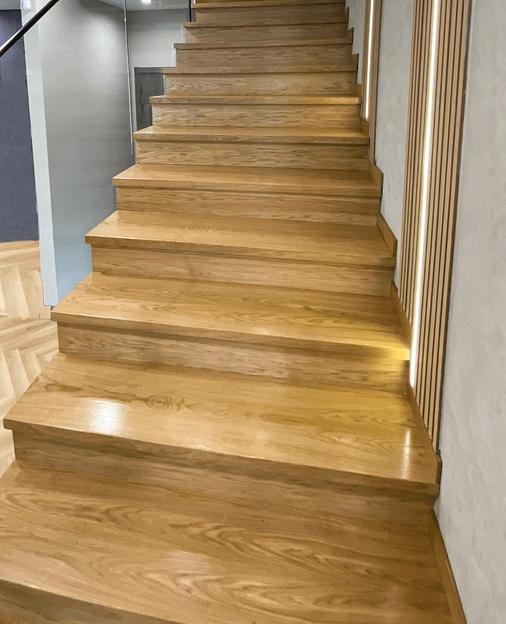 Лестница Г-образная поворотная с ограждением из стекла под заказ фото 1