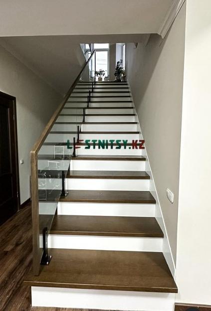 Лестница одномаршевая с ограждением из стекла под заказ фото 3