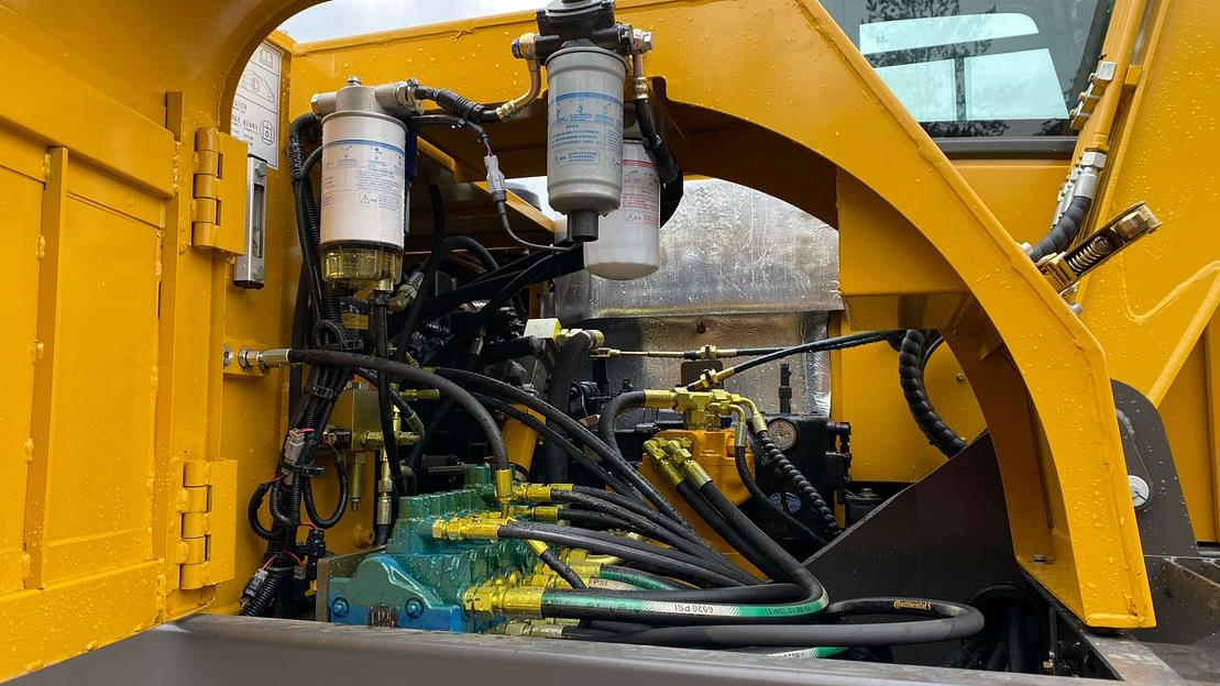 Колесный экскаватор SDLG LG75F фото 4