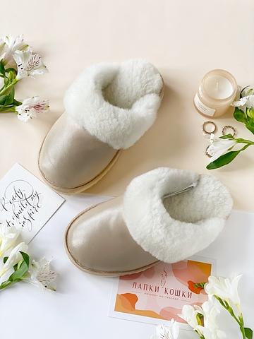 Женские меховые тапочки жемчужные закрытые с кожаным верхом фото 3