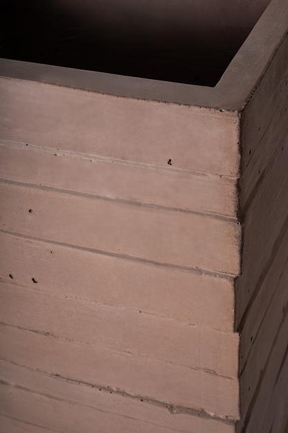 Цветочный вазон из архитектурного бетона СтаркБет «Камелия» 50 л ОПТ фото 5