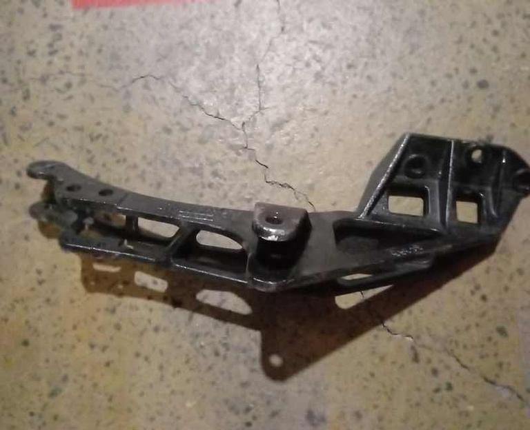 Кронштейн крепления кабины X3000 правый DZ13241440147 фото 1