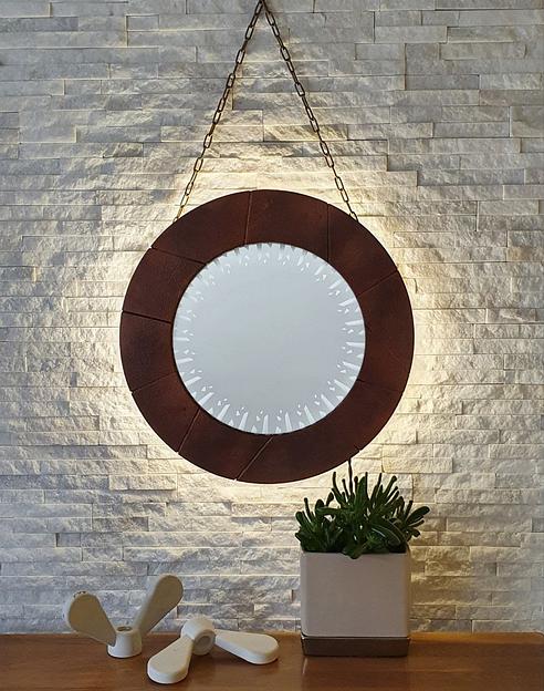 Зеркало с гравировкой и подсветкой в раме на цепочке фото 1