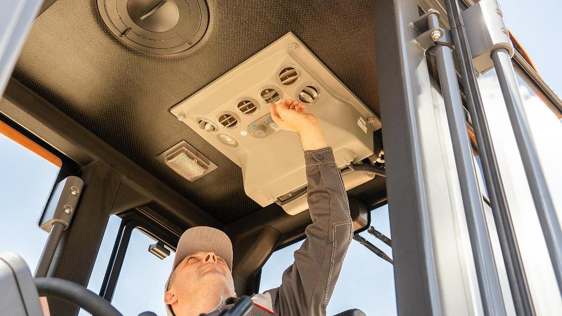 Автогрейдер UMG АГ-140 фото 3