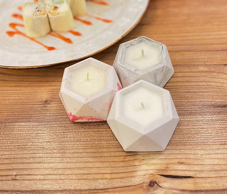 Ароматическая свеча из соевого воска Eden touch «Шестигранник» в гипсовом подсвечнике, белый фото 1