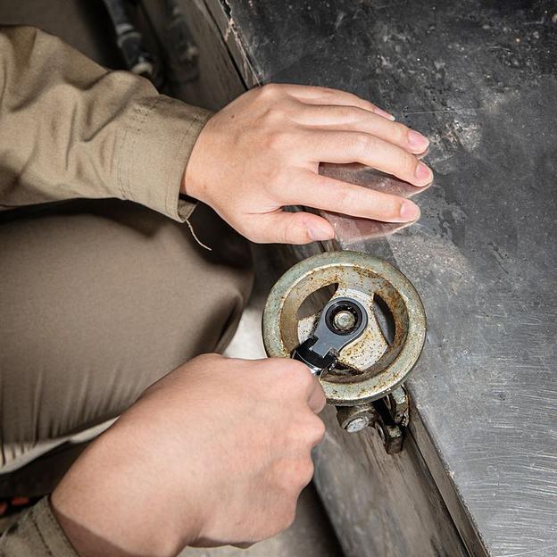 Ключи Deli Набор комбинированных шарнирных ключей с трещоткой 8 шт Deli DL140208T размеры 8,10,12,13,14,15,17,19мм, сталь 40Cr, трещотка 50BV30 72 зуба, пластиковый кейс фото 2