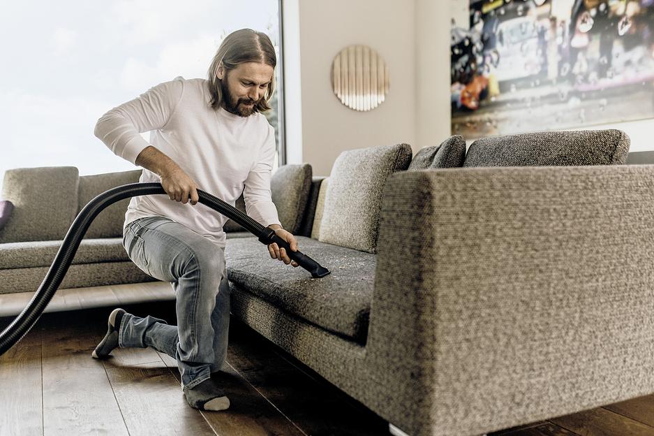 Строительный пылесос Karcher WD 2 Plus V-12/6/18/C 1000Вт (уборка: сухая/влажная) желтый фото 2