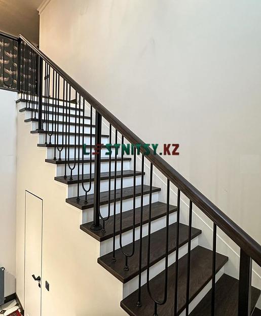 Лестница на бетонном основании с кованым ограждением под заказ фото 2