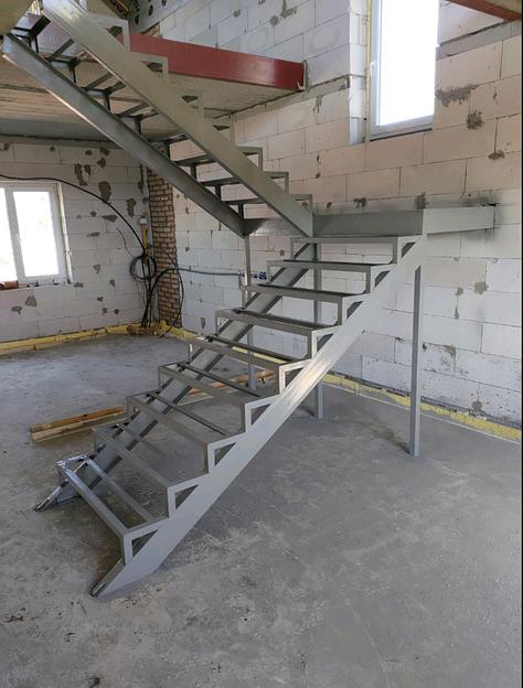 Изготовление П-образных металлических лестниц на заказ фото 3