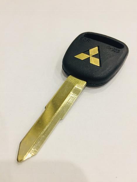 Заготовка автомобильного ключа без чипа С-057R фото 1