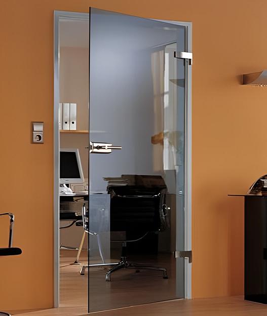 Стеклянная дверь распашная в алюминиевом профиле - серое стекло фото 1