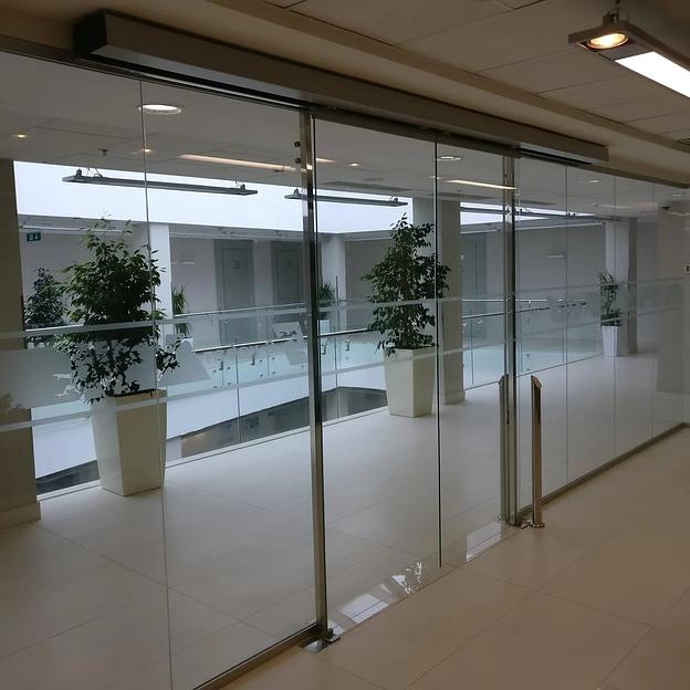 Автоматическая цельностеклянная дверь DormaKaba ОПТ фото 3