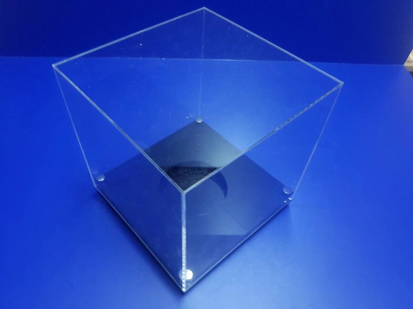 Короб из оргстекла для сувенирного мяча. фото 1