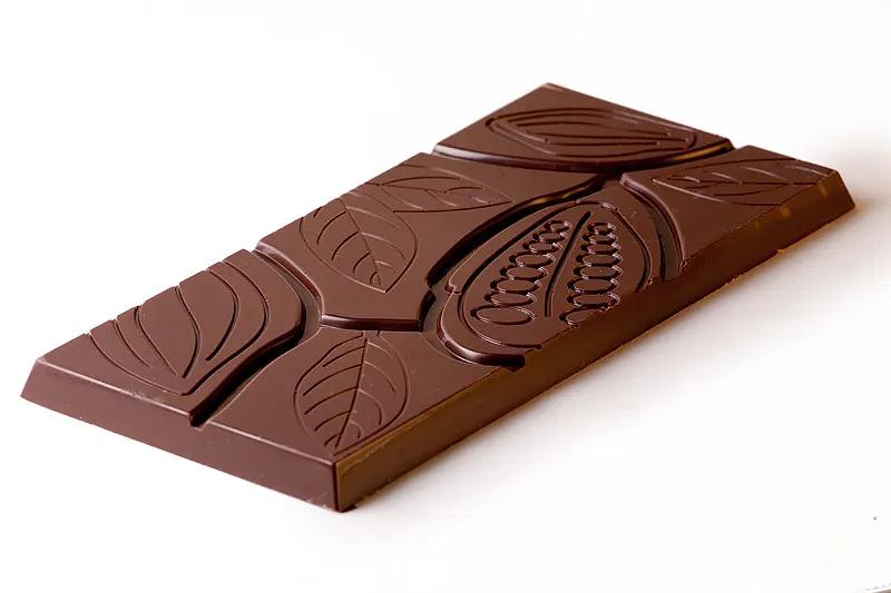 Подарочная шоколадная плитка Fradе́ «Бобы» тёмный шоколад, 100 г фото 1