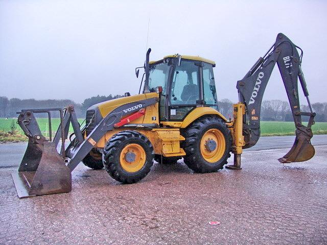 Услуги и аренда экскаватора-погрузчика в Краснодаре фото 3