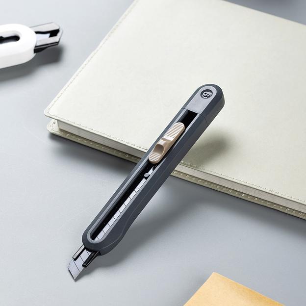 Нож канцелярский Deli ENS063-GR Nusign шир.лез.9мм фиксатор сталь серый фото 7