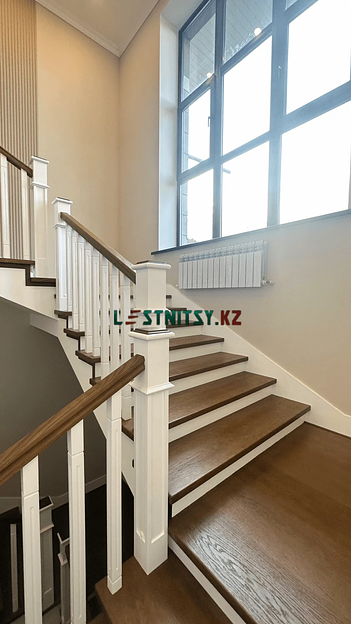 Лестница на металлическом каркасе трехмаршевая под заказ фото 5