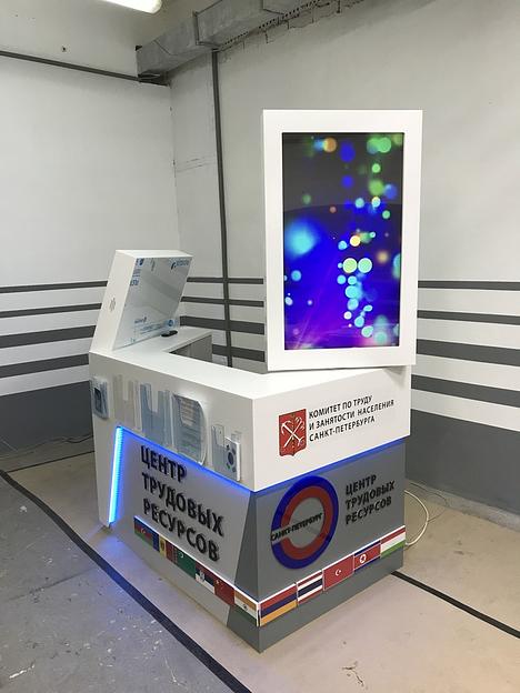 Стойка ресепшен с сенсорным экраном и видеопанелью фото 1